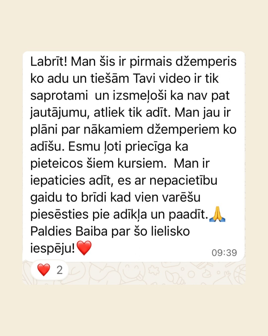WhatsApp ziņa no dalībnieces: šis ir viņas pirmais džemperis, un Baibas video ir tik saprotami un izsmeļoši, ka nav pat jautājumu, atliek tik adīt. Jau ir plāni par nākamajiem džemperiem, viņa ir ļoti priecīga, ka pieteikusies kursiem, un pateicas Baibai par lielisko iespēju.
