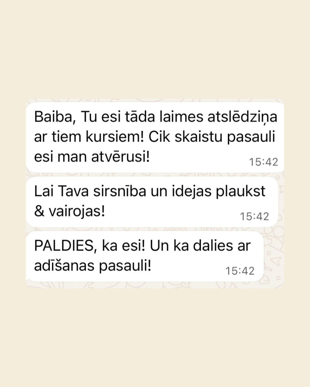 WhatsApp ziņas Baibai no dalībnieces: “Tu esi tāda laimes atslēdziņa ar tiem kursiem”, jo Baiba viņai atvērusi skaistu pasauli. Viņa novēl, lai Baibas sirsnība un idejas plaukst un vairojas, un pateicas, ka Baiba dalās ar adīšanas pasauli.